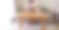 一个年轻女子在家里用笔记本电脑工作的特写图片下载