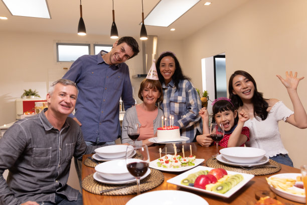 各种各样的家人和朋友聚在一起，在家里举行生日聚会，享用食物和饮料图片下载