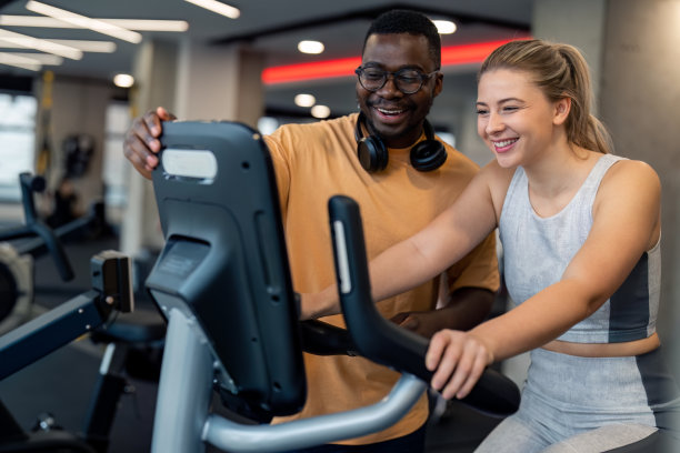 快乐的男教练协助女运动员图片下载