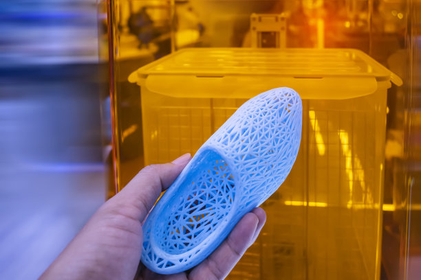 手与3d打印鞋人物特写图片下载