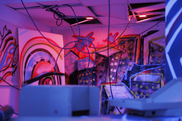 被拆除的旧建筑，有紫色和粉红色的灯光图片下载