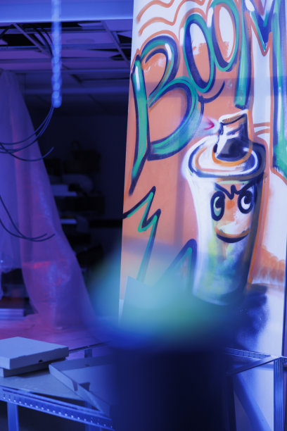 空无一人的被忽视的建筑，闪烁着紫色明亮的灯光图片下载