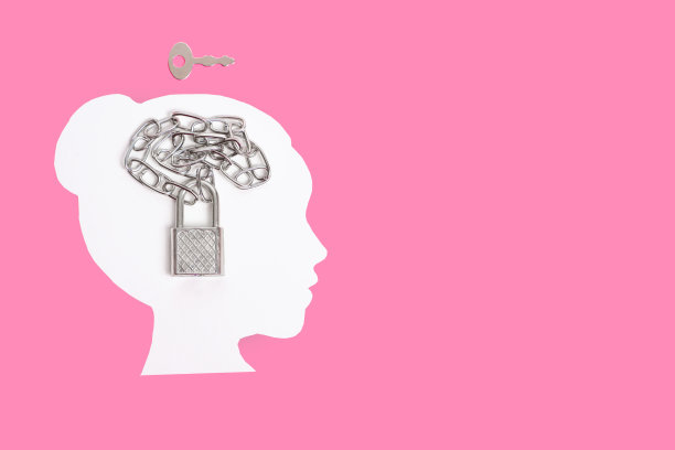 女性面部轮廓与连锁挂锁和钥匙在粉红色图片下载