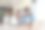 父亲和女儿在现代的房子里，在假期和家人一起在笔记本电脑上聊天。现代家庭的生活图片下载