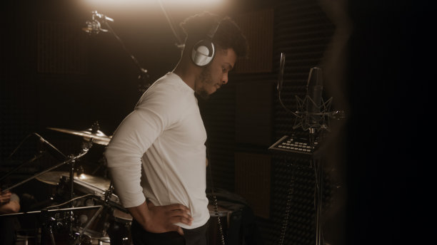 非裔美国歌手准备录制曲目图片下载