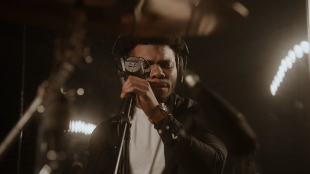 录音室里的非裔美国歌手图片下载