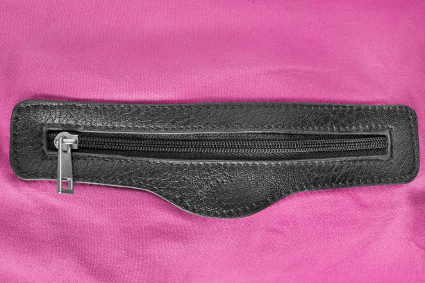 拉链在粉红色的织物上图片下载