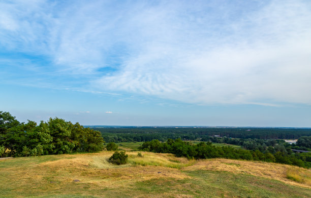 内陆的山谷、森林、丘陵、天空，是当地旅游和娱乐的好去处图片下载
