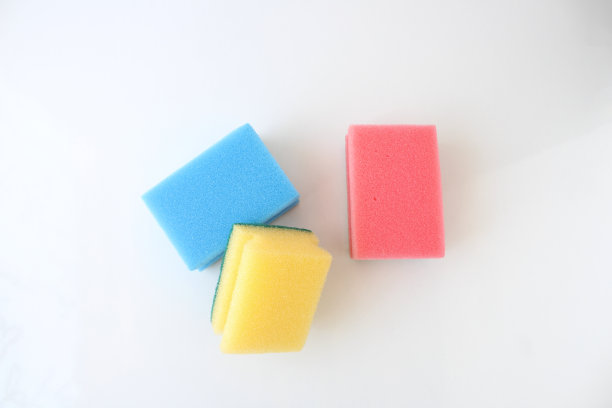 在白色背景上隔离的海绵盘子。前视图。图片下载