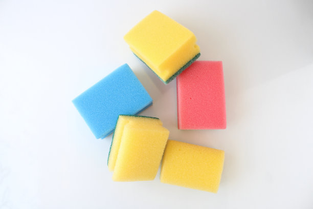 在白色背景上隔离的海绵盘子。前视图。图片下载