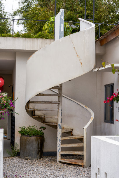 白色北欧乡村风格民宿建筑图片下载