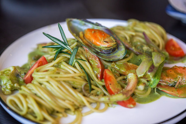一道美味可口的西餐，牛油果绿酱海鲜面食图片下载