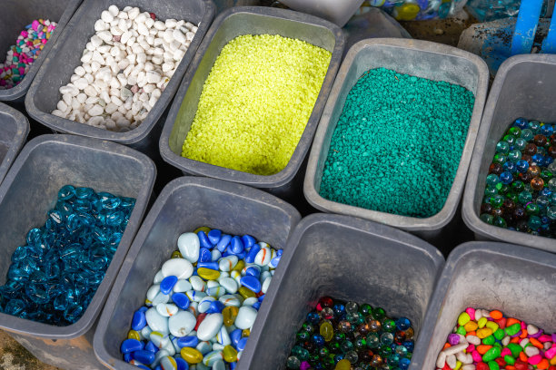 各种装饰石放置在水族店的水族图片下载