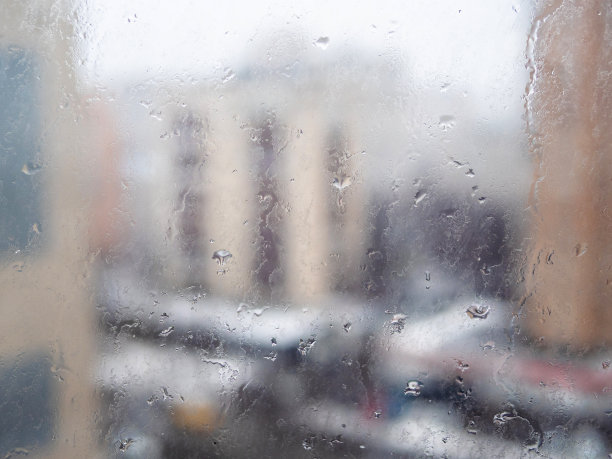 冰冷的雨滴落在窗玻璃上图片下载