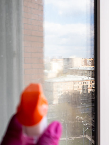 城市街道在洗窗玻璃上的反射图片下载