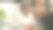 戴着眼镜留着胡子的成熟商人，坐在户外咖啡馆里用笔记本电脑做笔记。成功的男人坐在自然咖啡馆的桌子上，移动办公室自由职业者图片下载