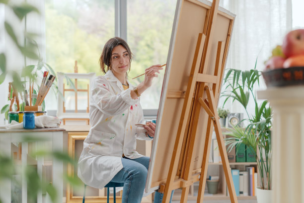 画室里在画布上作画的女人图片下载