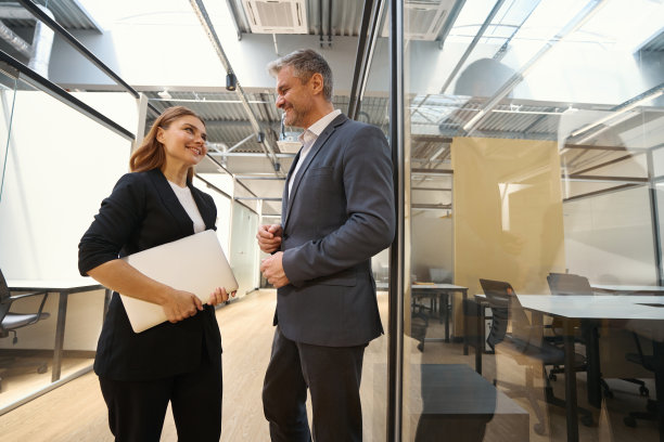 员工在联合办公中心聊天的照片图片下载