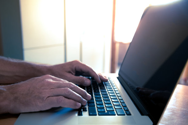 男人用笔记本电脑写字。手在键盘上打字的特写。技术、商业、工作、概念。图片下载