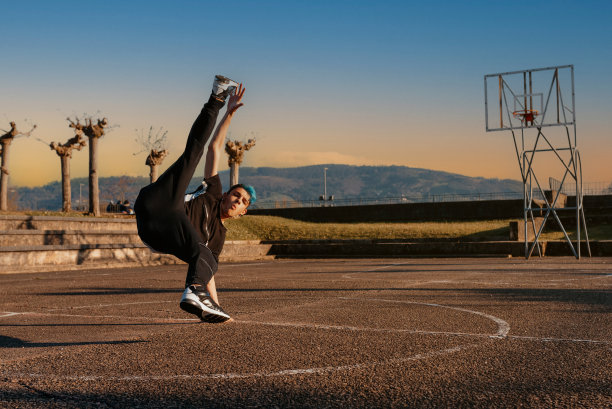 跳霹雳舞的少年图片下载