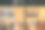 上图是一位无法辨认的中年妇女的手，她拿起一段washi胶带，准备制作手工制作的牛皮纸旅行相册。图片下载