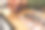 特写图片，一个无法辨认的年轻女子用毡尖笔在一本手工制作的牛皮纸相册上填上红色的位置标记，相册里有旅行照片和washi胶带。图片下载