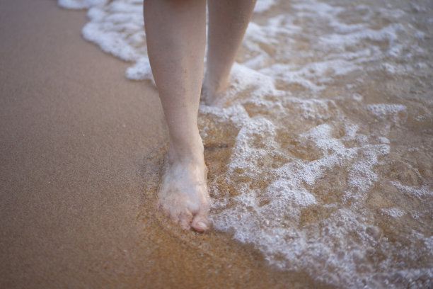 度假和工作的成熟女性。图片下载