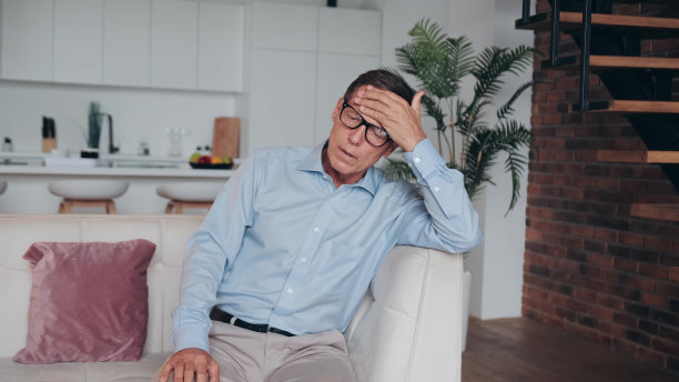 压力老人从疲劳、干燥、发炎的眼睛上摘下眼镜。成熟男性会感到疼痛，视力模糊。图片下载