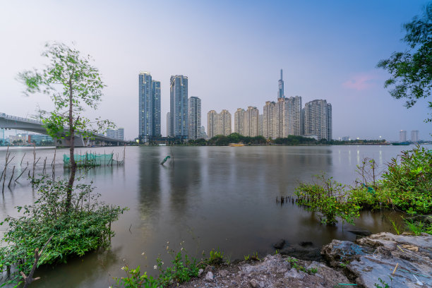 越南西贡市中心的地标81号摩天大楼和西贡河，以及Thu Thiem大桥。图片下载