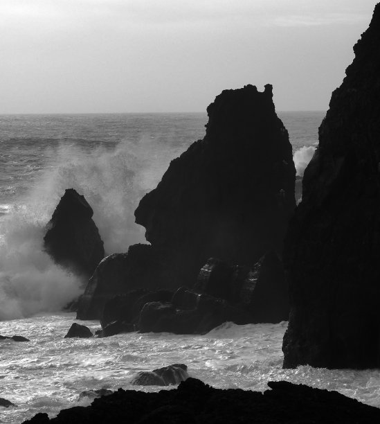 玄武岩上的巨浪图片下载