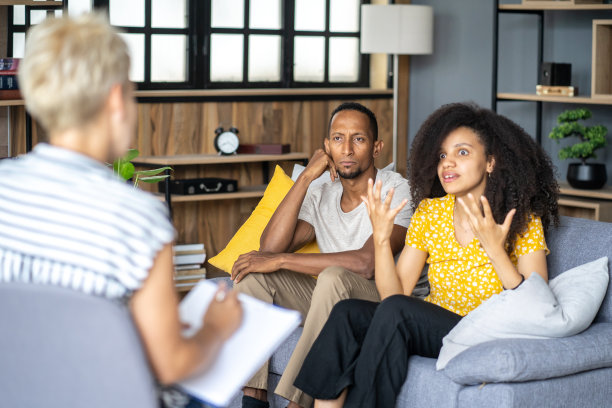 夫妻与咨询师谈论关系中的困难图片下载