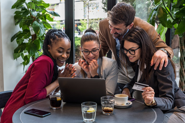 年轻的资深网络开发人员、刚进入就业市场的小公司老板，为银行信用卡支付系统开发新的互联网应用程序，坐在自助餐厅里喝咖啡休息图片下载