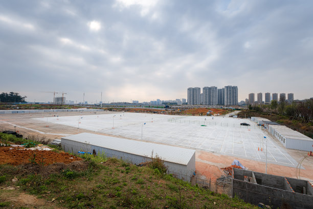 多云公共停车场图片下载