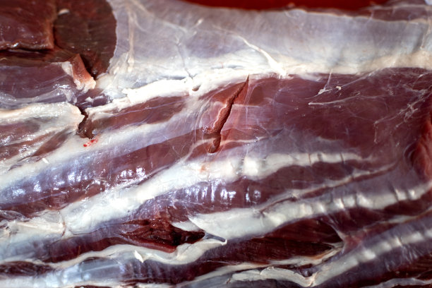 屠夫正在切最上面的圆牛排图片下载