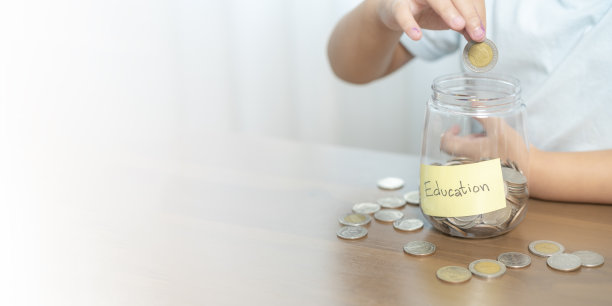 为教育省钱，奖学金概念。图片下载