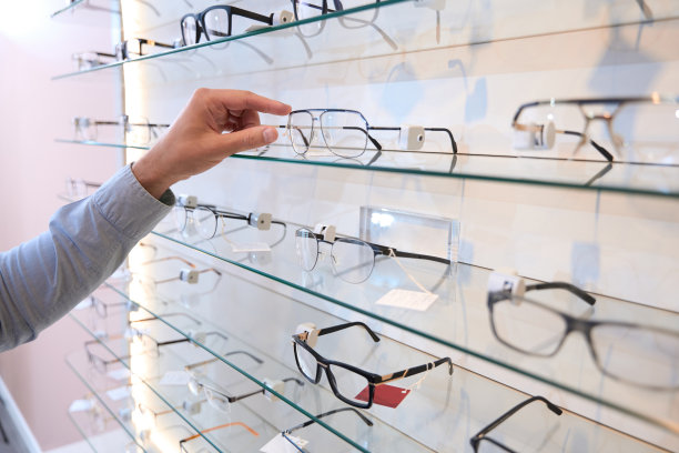 不认识的人在店里买时髦的眼镜框图片下载