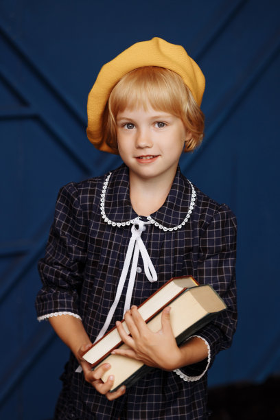 拿着书的女学生图片下载