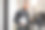 一个手里拿着笔记本电脑和智能手机的快乐商人站在大城市的街道上图片下载