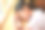快乐的亚洲小女孩睡在窗边的书上。图片下载