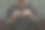 手里拿着断烟的男人。戒烟的概念。禁烟运动的概念。图片下载