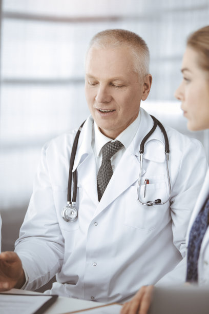 医生、同事和老年治疗师坐在阳光明媚的诊所里讨论目前的疾病治疗方法。医学中的团队合作图片下载