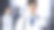 友好的年轻男医生拿着写字板站在现代诊所里。女同事在医生的后台忙着填写病历表。医学的概念图片下载