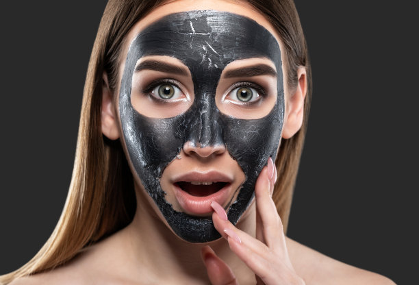 美容师在水疗沙龙为美丽的女孩做碳剥离手术。五金美容治疗。图片下载