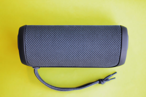 黑色的柱子在黄色的背景上图片下载