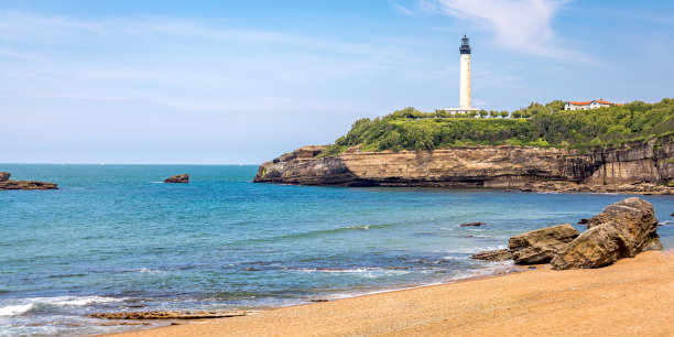 比亚里茨的灯塔和大西洋上圣马丁角的悬崖图片下载