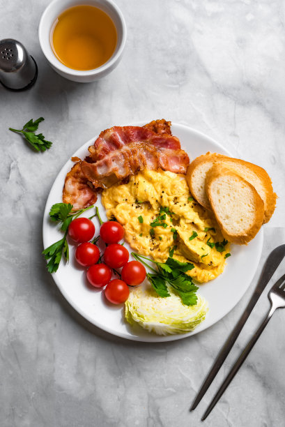早餐有炒蛋和熏肉图片下载