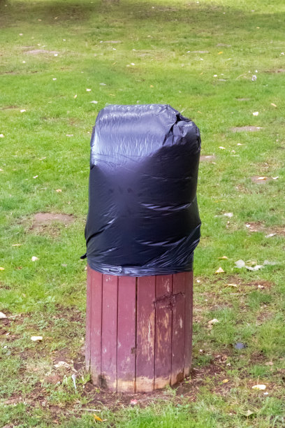 废纸篓里的垃圾袋，随风飘动。图片下载