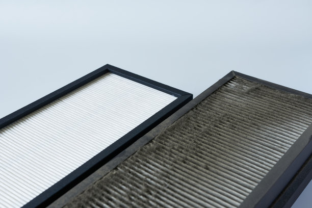 新的和旧的空气过滤器在白色背景与复制空间。图片下载