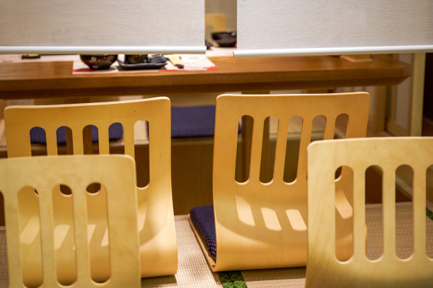 日本餐厅的用餐环境和座位图片下载