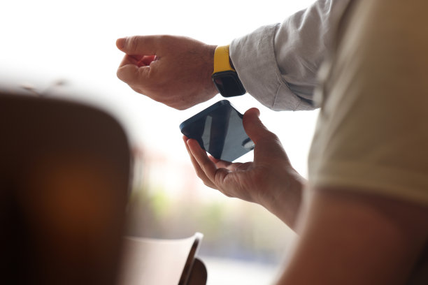 男子用智能手表进行NFC支付图片下载